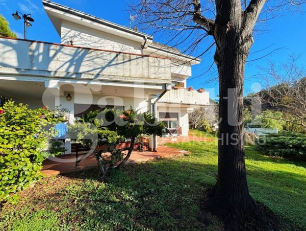 casa indipendente in vendita ad Imperia in zona Massabovi
