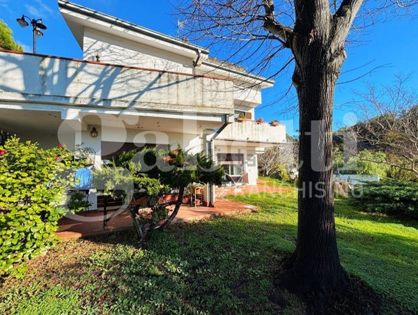 casa indipendente in vendita ad Imperia in zona Massabovi