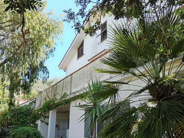 casa indipendente in vendita ad Imperia in zona Porto Maurizio