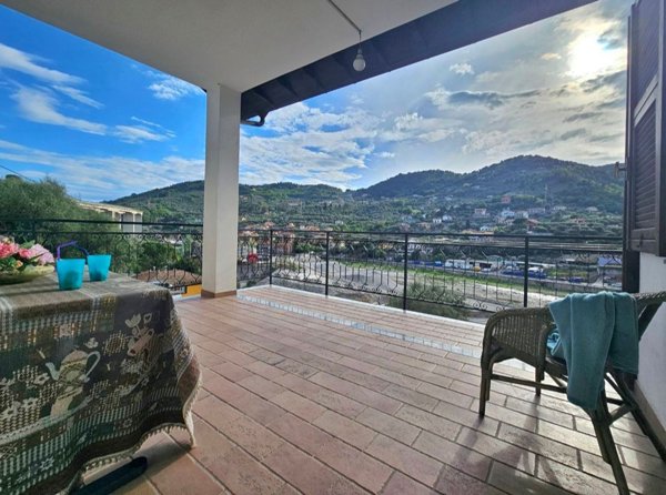 casa indipendente in vendita ad Imperia in zona Oneglia