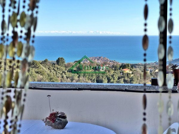 appartamento in vendita ad Imperia in zona Montegrazie