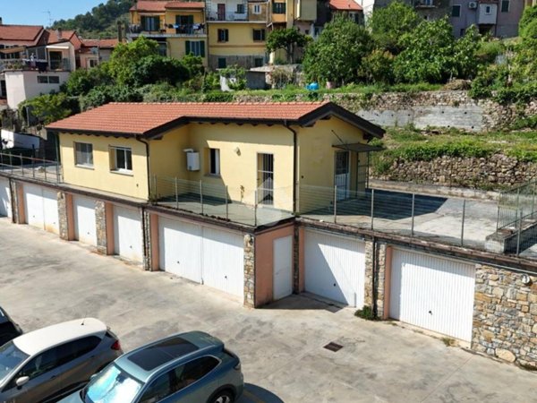 casa indipendente in vendita ad Imperia in zona Oneglia