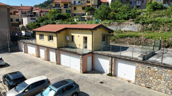 casa indipendente in vendita ad Imperia in zona Oneglia