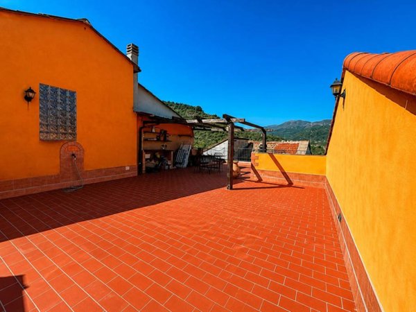 casa indipendente in vendita ad Imperia in zona Oneglia