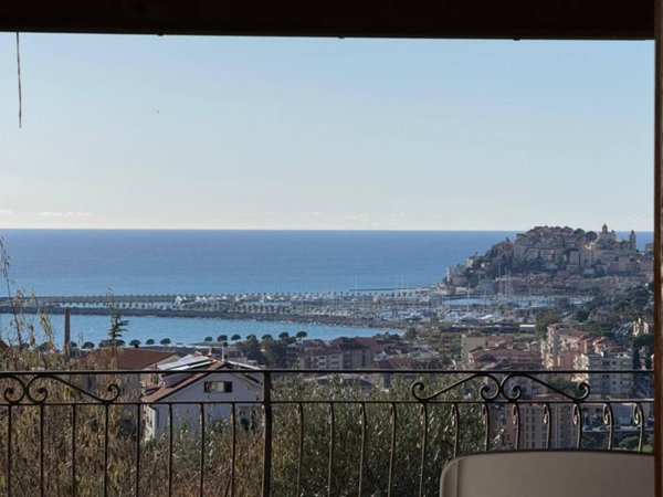 casa indipendente in vendita ad Imperia in zona Oneglia