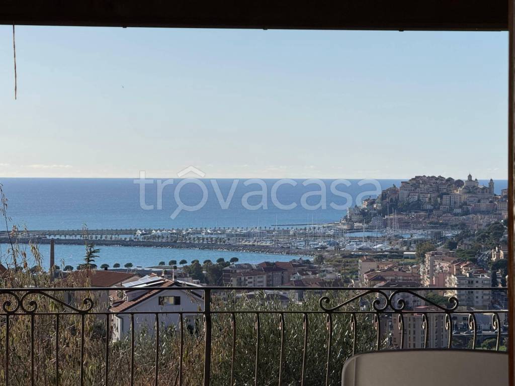 casa indipendente in vendita ad Imperia in zona Oneglia