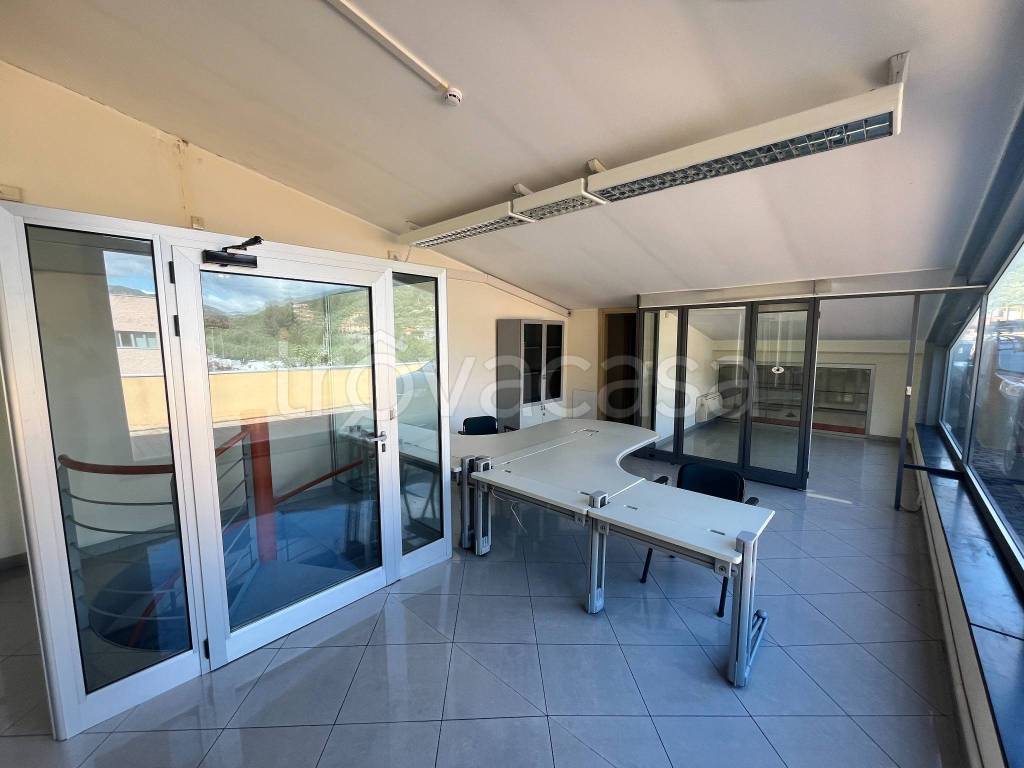 locale commerciale in vendita ad Imperia