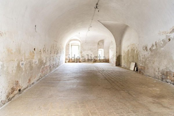 locale di sgombero in vendita ad Imperia