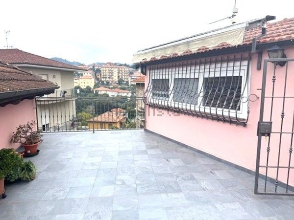 casa indipendente in vendita ad Imperia in zona Oneglia