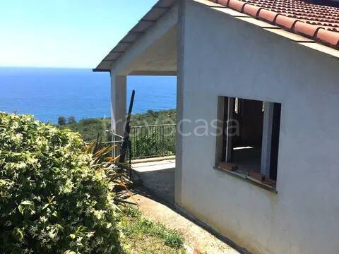 casa indipendente in vendita ad Imperia in zona Poggi