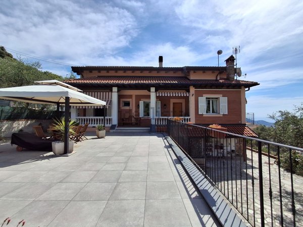 casa indipendente in vendita ad Imperia in zona Sant'Agata