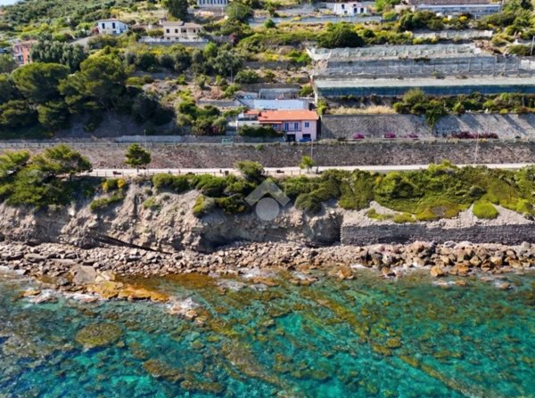 casa indipendente in vendita ad Imperia in zona Poggi