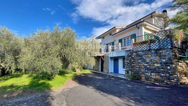 casa indipendente in vendita ad Imperia in zona Oneglia