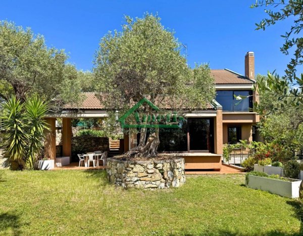 casa indipendente in vendita ad Imperia in zona Costa d'Oneglia