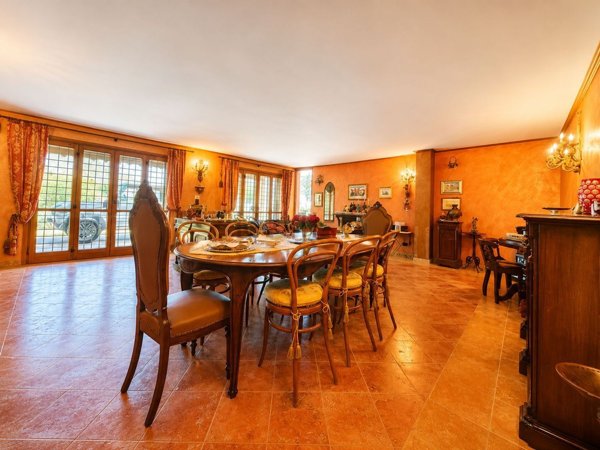 casa indipendente in vendita ad Imperia in zona Massabovi