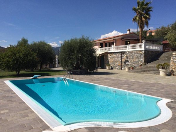 casa indipendente in vendita ad Imperia in zona Porto Maurizio