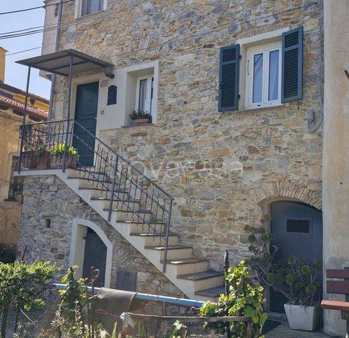 casa indipendente in vendita ad Imperia in zona Sant'Agata