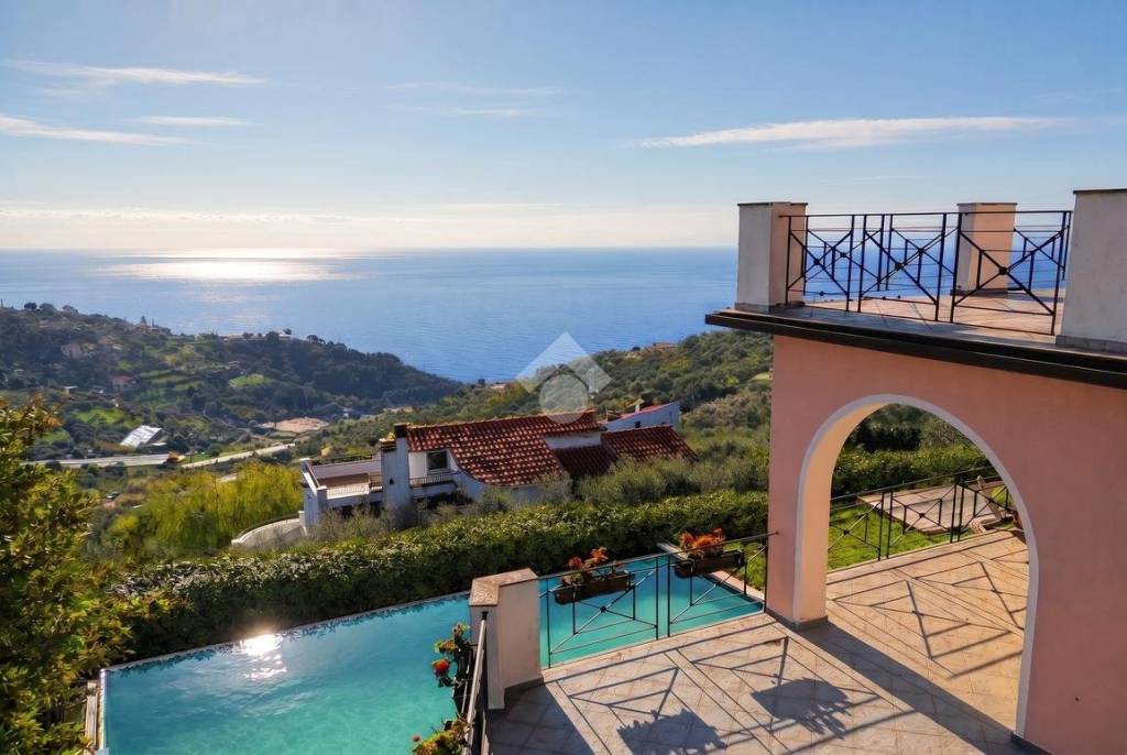 casa indipendente in vendita ad Imperia in zona Poggi