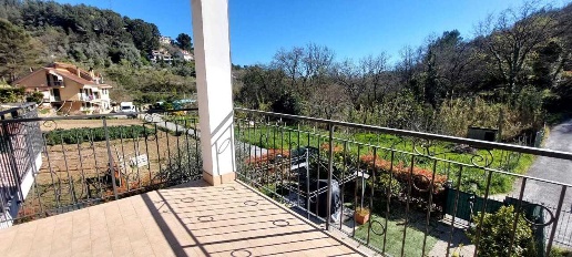 appartamento in vendita ad Imperia in zona Montegrazie