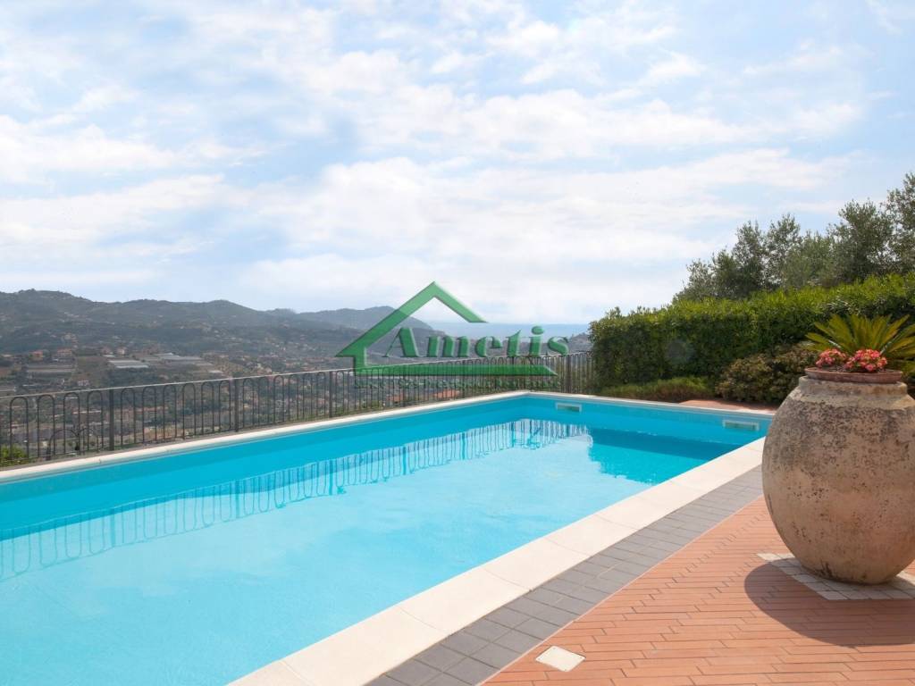casa indipendente in vendita ad Imperia in zona Oneglia