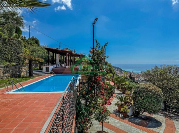 casa indipendente in vendita ad Imperia in zona Oneglia