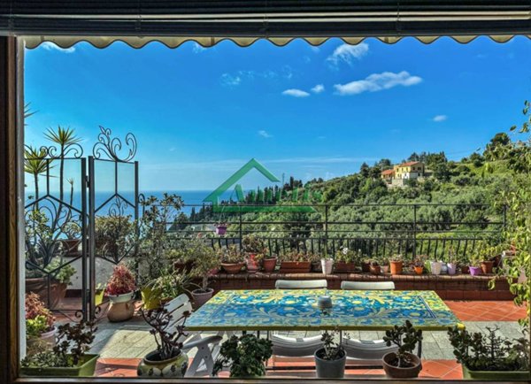 casa indipendente in vendita ad Imperia in zona Oneglia