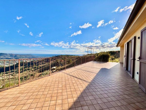 casa indipendente in vendita ad Imperia in zona Poggi