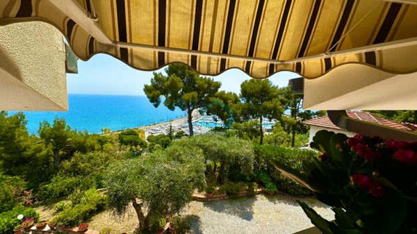 casa indipendente in vendita ad Imperia in zona Porto Maurizio