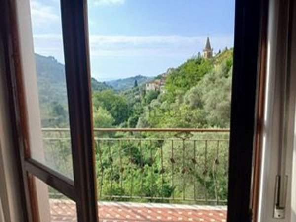 casa indipendente in vendita ad Imperia in zona Moltedo