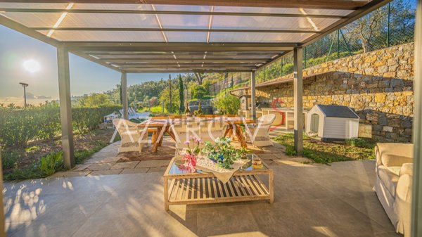 casa indipendente in vendita ad Imperia in zona Poggi