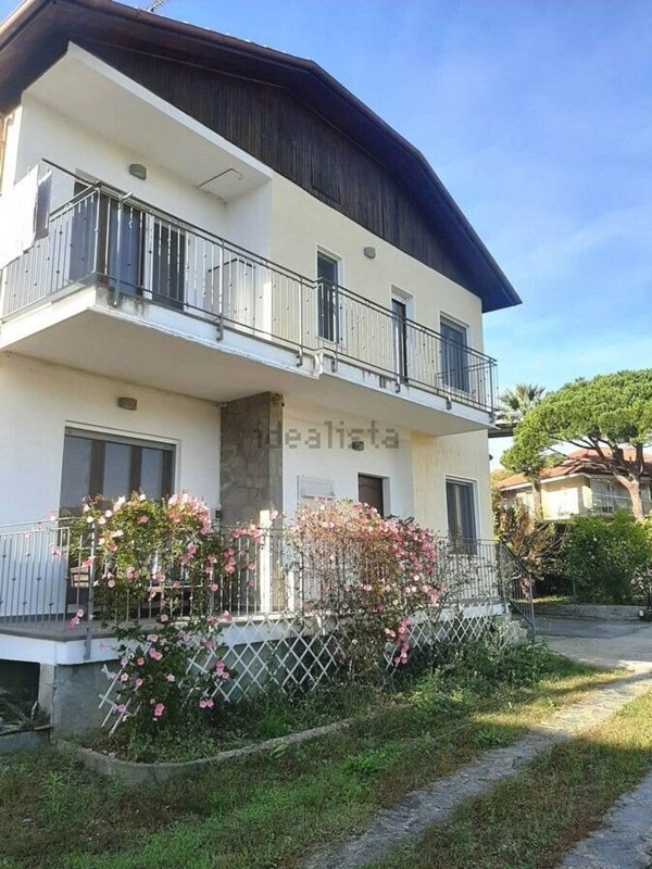 casa indipendente in vendita ad Imperia in zona Poggi