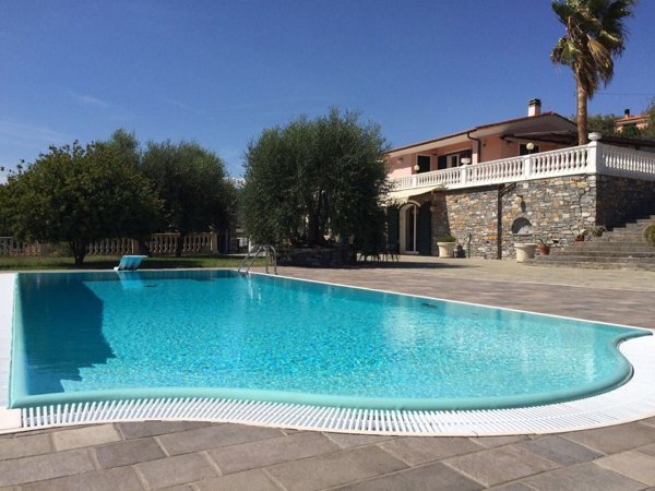 casa indipendente in vendita ad Imperia in zona Massabovi