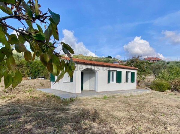 casa indipendente in vendita ad Imperia in zona Cantalupo