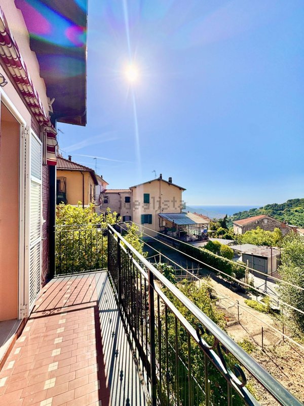 casa indipendente in vendita ad Imperia in zona Sant'Agata