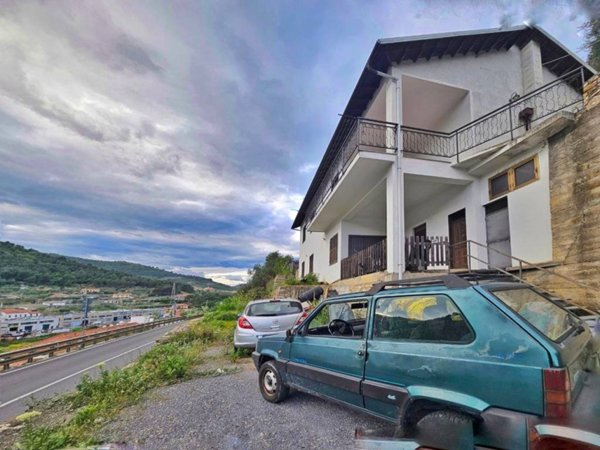casa indipendente in vendita ad Imperia in zona Oneglia