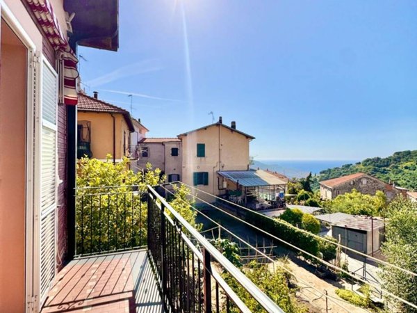 casa indipendente in vendita ad Imperia in zona Oneglia