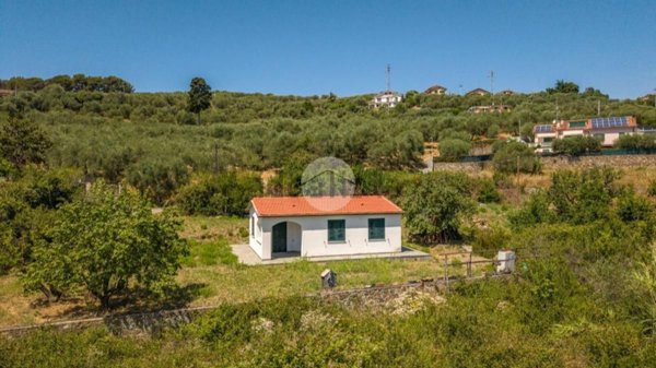 casa indipendente in vendita ad Imperia in zona Porto Maurizio