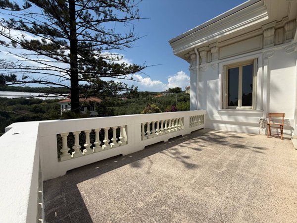esavano in vendita ad Imperia in zona Artallo