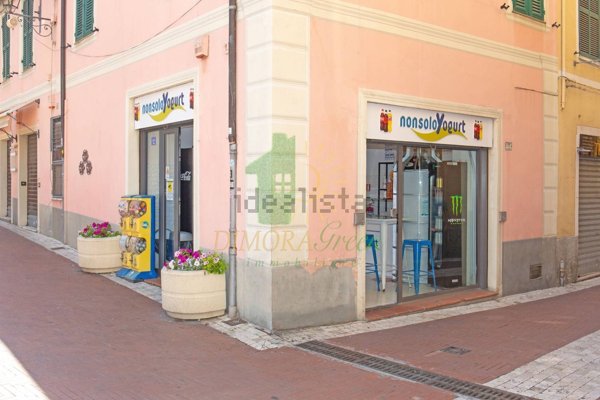 locale di sgombero in vendita ad Imperia in zona Oneglia