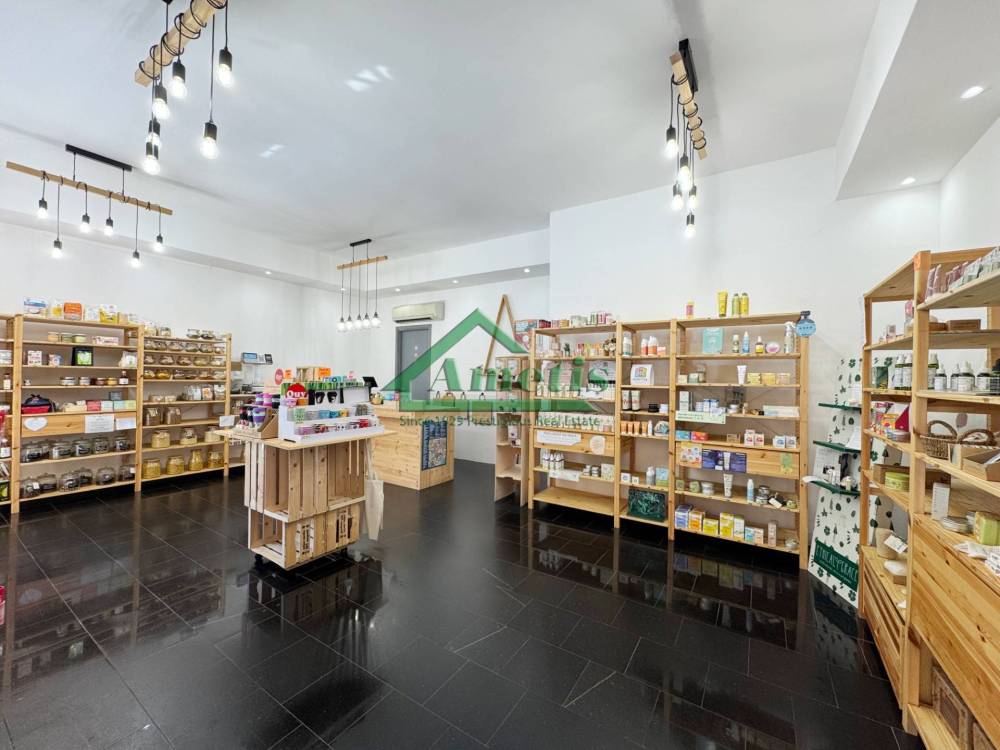 locale commerciale in vendita ad Imperia in zona Porto Maurizio