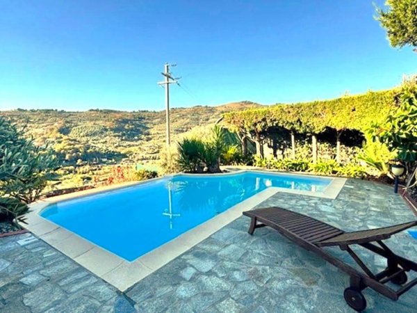 casa indipendente in vendita ad Imperia in zona Massabovi
