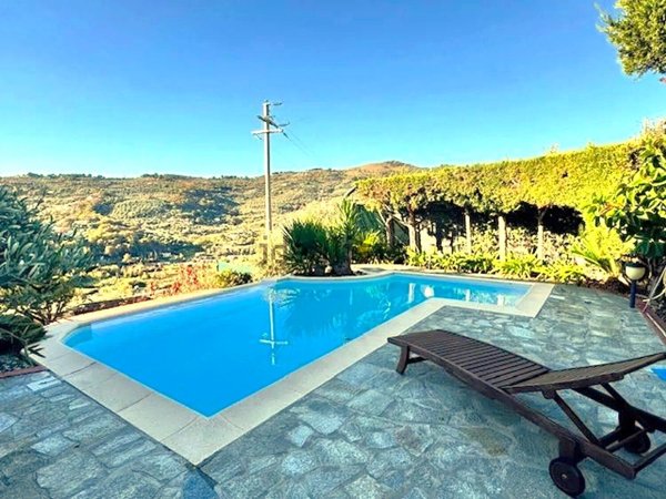 casa indipendente in vendita ad Imperia in zona Massabovi