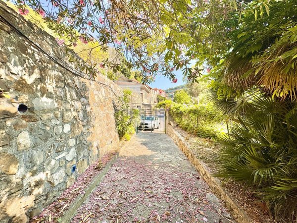 casa indipendente in vendita ad Imperia in zona Oneglia