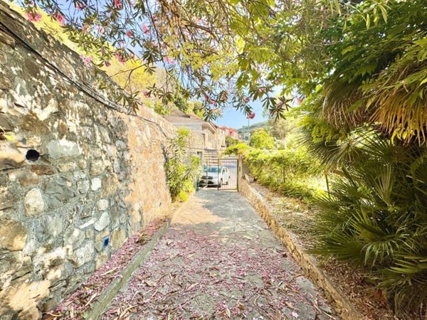 casa indipendente in vendita ad Imperia in zona Oneglia
