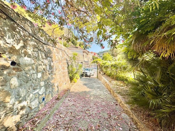 casa indipendente in vendita ad Imperia in zona Oneglia