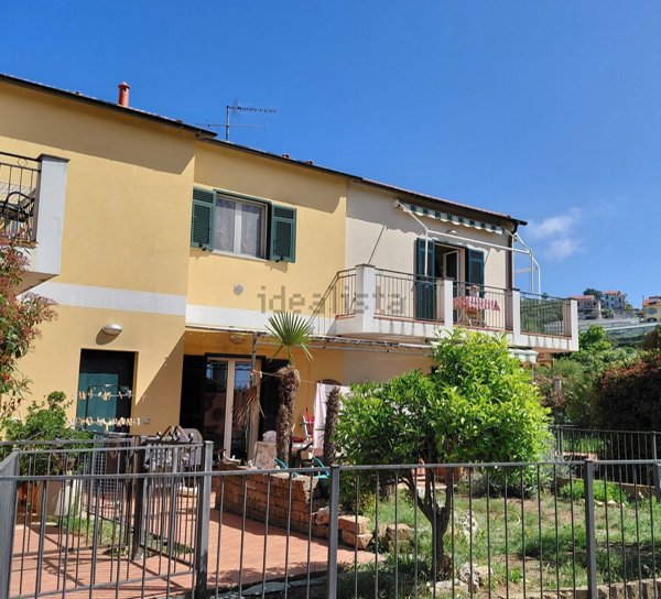 appartamento in vendita ad Imperia in zona Poggi