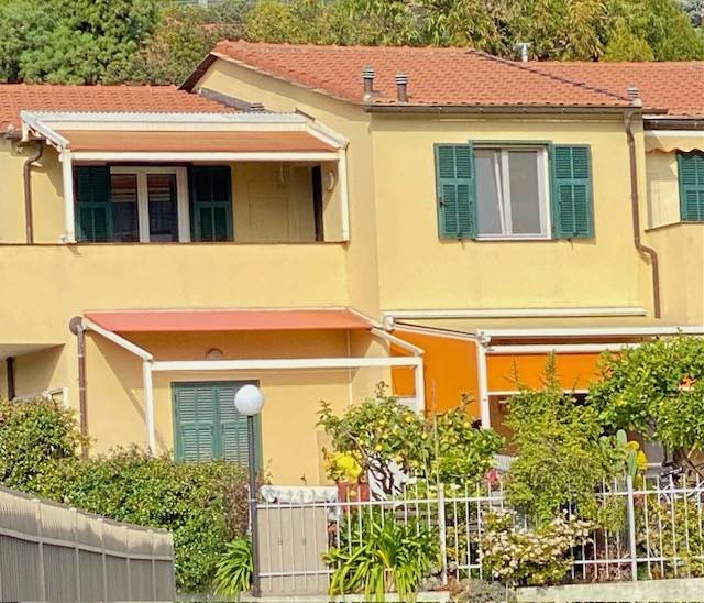 appartamento in vendita ad Imperia in zona Poggi