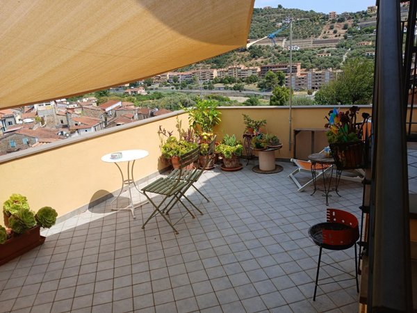 casa indipendente in vendita ad Imperia in zona Caramagna Ligure