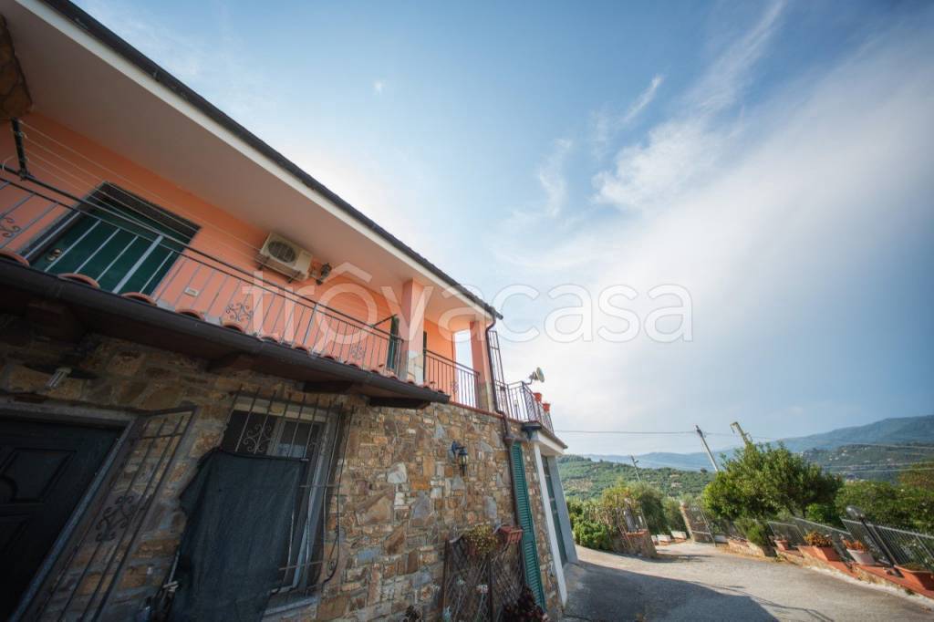 casa indipendente in vendita ad Imperia in zona Porto Maurizio