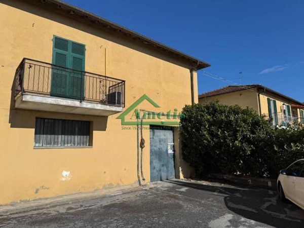 negozio in vendita ad Imperia in zona Caramagna Ligure